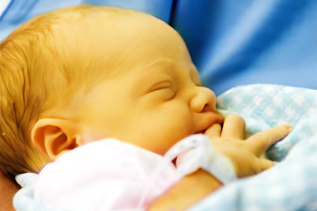 bai-viet/cach-tam-nang-cho-tre-so-sinh-bi-vang-da-hieu-qua-nhat-51384.html