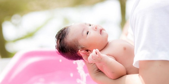 bai-viet/cach-tam-la-khe-cho-tre-so-sinh-an-toan-hieu-qua-51252.html