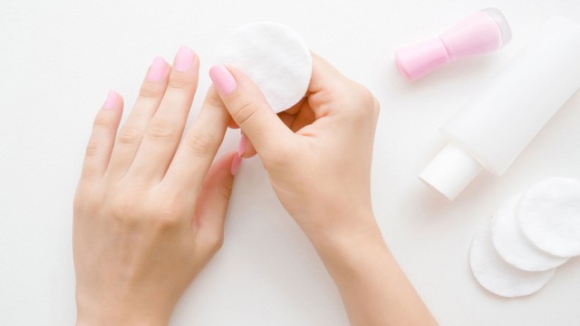 bai-viet/cach-tay-son-mong-tay-bang-axeton-cuc-ky-don-gian-tai-nha.html