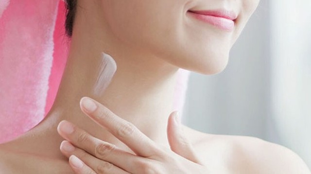 bai-viet/cach-thoa-kem-vung-co-sao-cho-dung-huong-dan-chi-tiet-cham-soc-vung-da-co-50912.html