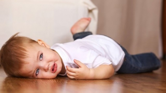 bai-viet/can-lam-gi-khi-tre-bi-nga-dap-tran-xuong-dat-60865.html