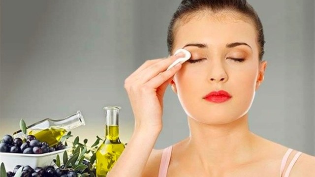 bai-viet/co-nen-dung-dau-tay-trang-thay-sua-rua-mat-khong.html