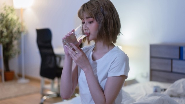 bai-viet/co-nen-uong-nuoc-truoc-khi-di-ngu-hay-khong.html