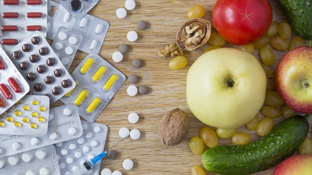 bai-viet/co-nen-uong-thuoc-voi-nuoc-trai-cay-khong-mot-so-tuong-tac-giua-thuoc-va-trai-cay-pho-bien.html