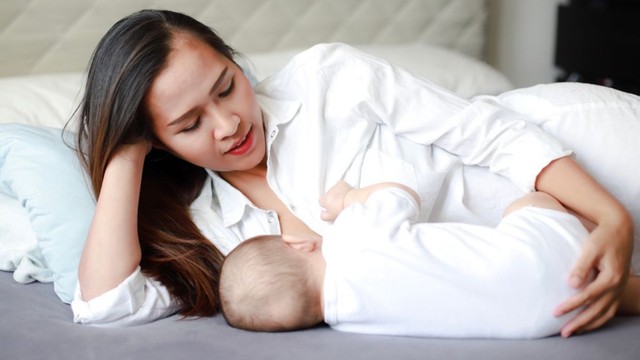 bai-viet/dang-cho-con-bu-co-uong-duoc-thai-doc-gan-khong-cach-thai-doc-gan-an-toan-cho-me-sau-sinh-70249.html