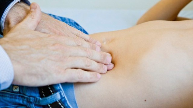 bai-viet/dau-bung-ben-trai-duoi-xuong-suon-co-sao-khong.html