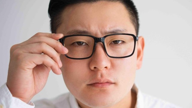 bai-viet/dau-hieu-deo-kinh-lech-tam-va-nhung-dieu-can-luu-y-khi-su-dung-kinh.html