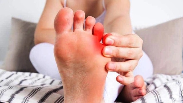 bai-viet/dau-hieu-nhan-biet-trat-khop-ngon-chan-ut.html