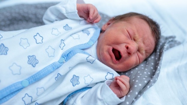 bai-viet/dau-hieu-tre-so-sinh-bi-dau-bung-cha-me-can-theo-doi-sat-sao.html