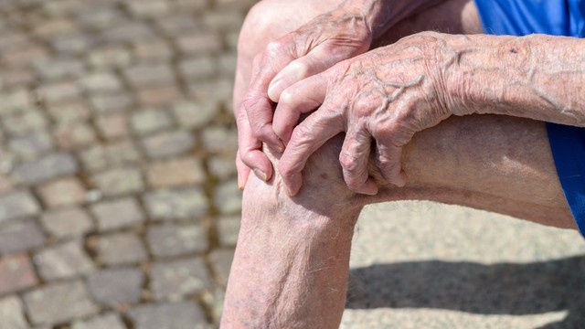 bai-viet/dau-khop-ngon-tay-va-goi-la-bi-lam-sao-co-nguy-hiem-khong-60332.html