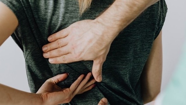 bai-viet/dau-nhoi-sau-lung-ben-trai-sau-tim-la-benh-gi.html