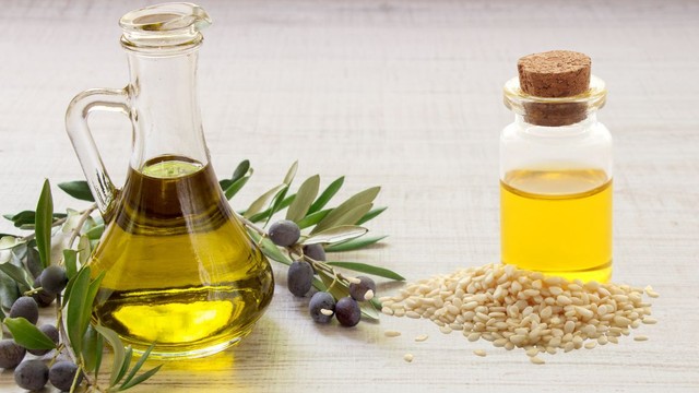 Dầu oliu và dầu mè: Loại nào tốt hơn cho sức khỏe?