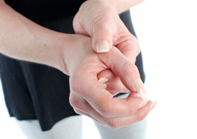 bai-viet/dieu-tri-dau-2-khop-co-tay-thuong-gap-50952.html