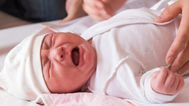 bai-viet/tre-so-sinh-khoc-tim-tai-mat-co-sao-khong-khi-nao-bao-hieu-benh-ly.html