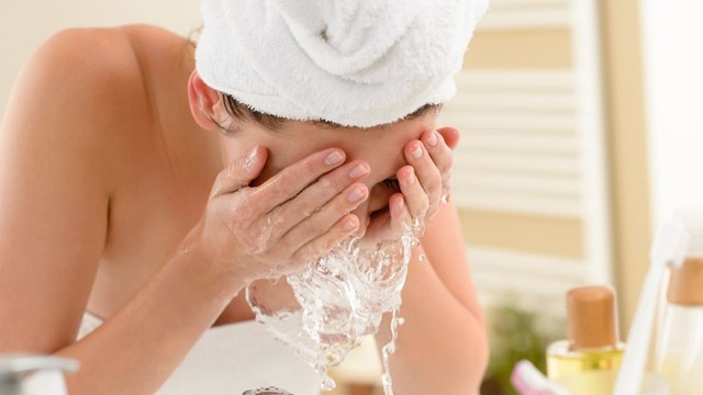 bai-viet/giai-dap-tu-chuyen-gia-dap-mat-na-xong-nen-rua-nuoc-am-hay-lanh.html