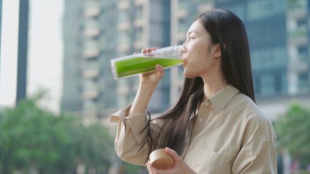 bai-viet/giai-dap-uong-nuoc-luoc-chuoi-xanh-co-tac-dung-gi.html