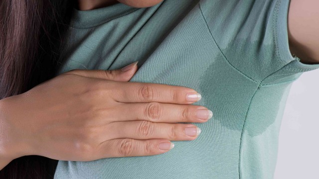 bai-viet/hien-tuong-ra-nhieu-mo-hoi-khi-troi-nong-co-tot-khong-cach-xu-tri-hieu-qua.html