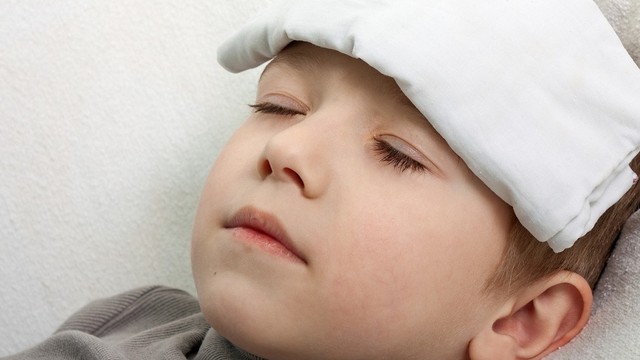 bai-viet/hieu-ve-hien-tuong-tre-sot-cao-chan-tay-lanh-va-thoi-diem-can-dua-be-di-kham-bac-si.html