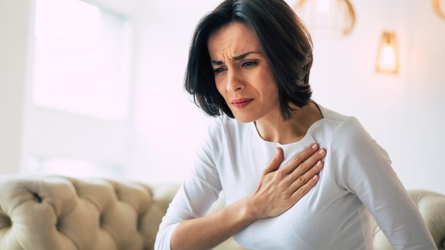 bai-viet/hit-tho-sau-bi-dau-ben-trai-la-dau-hieu-cua-benh-gi.html