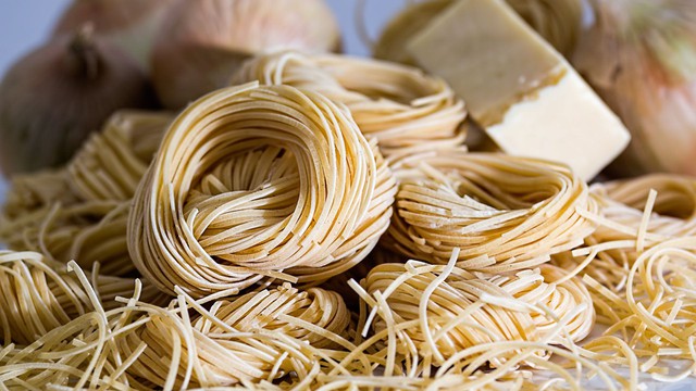 bai-viet/1-vat-mi-trung-bao-nhieu-calo-tac-dong-cua-mi-trung-voi-suc-khoe-va-cach-an-hop-ly.html