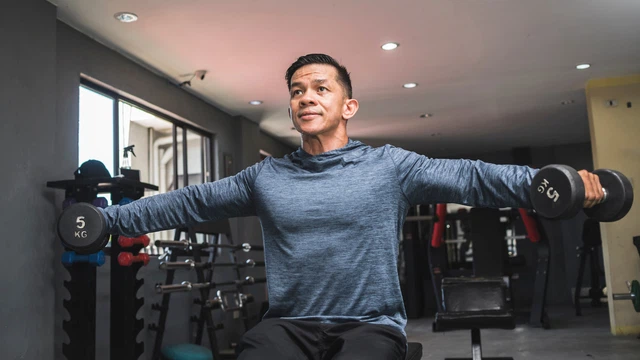 6 bài tập trên ghế giúp cánh tay gọn gàng, săn chắc hơn
