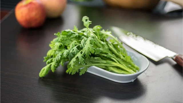 Bé mấy tháng ăn được rau cải cúc? Hướng dẫn cách cho bé ăn an toàn