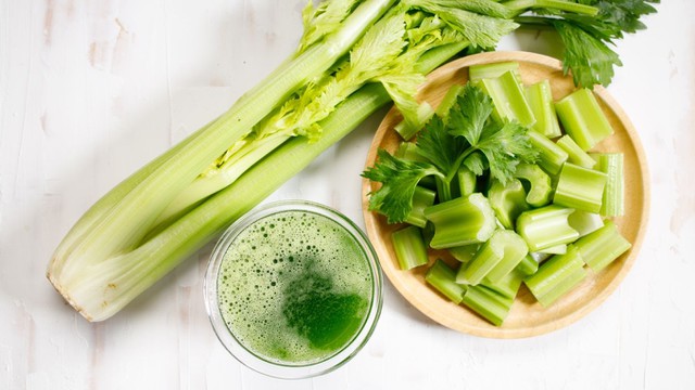 bai-viet/chon-can-tay-ep-nuoc-la-loai-nao-phu-hop-de-uong.html