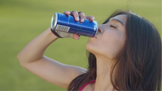 Cho con bú có được uống nước tăng lực không?