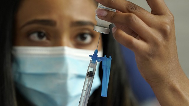 bai-viet/co-nen-tiem-mui-4-khong-doi-tuong-nen-tiem-mui-4-vaccine-phong-covid-19.html