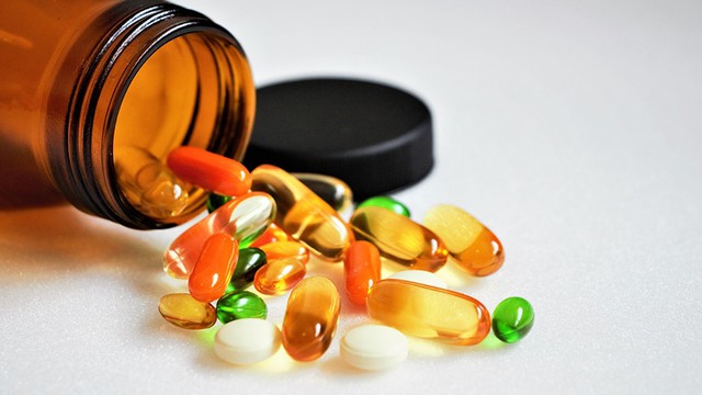 bai-viet/co-the-uong-vitamin-khi-doi-duoc-khong-dieu-nay-anh-huong-nhu-the-nao.html