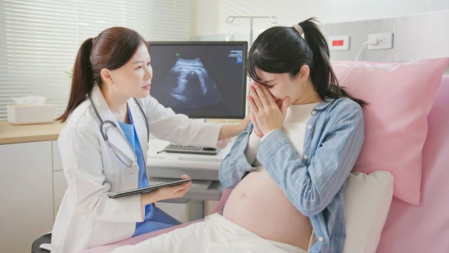 Dư ối tuần 39 có nguy hiểm không? Có cần mổ sớm không?