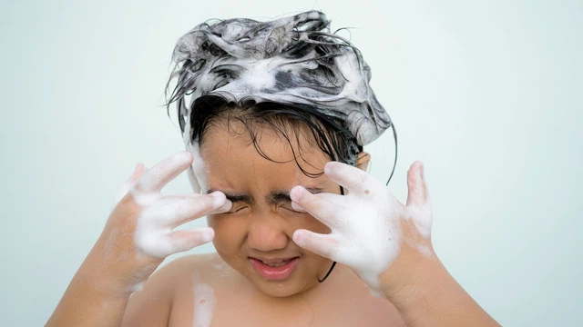 Dầu gội đầu bắn vào mắt có sao không​? 0