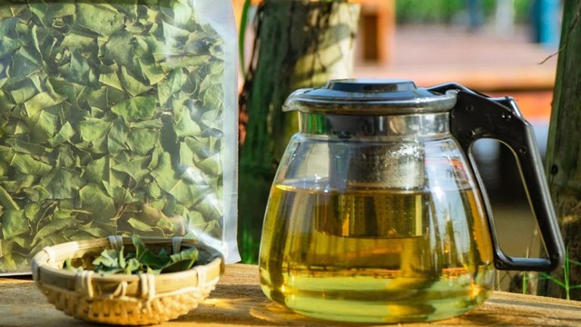 bai-viet/nguoi-bi-huyet-ap-cao-co-uong-duoc-la-voi-khong.html