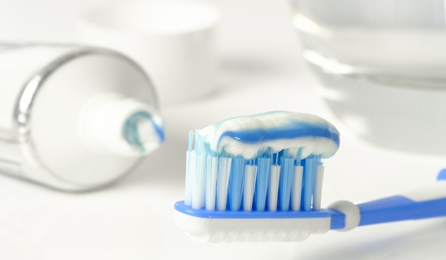 bai-viet/mach-ban-cach-phan-biet-that-gia-kem-danh-rang-sensodyne-43899.html