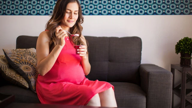 Mẹ bầu ăn váng sữa có tốt không? Lợi ích từ váng sữa với mẹ bầu là gì? 0