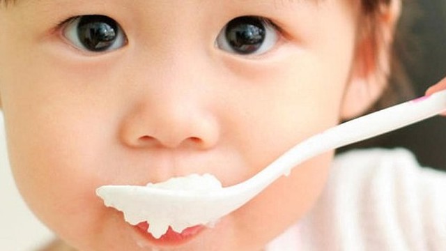 bai-viet/be-11-thang-an-com-duoc-chua-an-com-co-gay-nghen-cho-be-khong.html