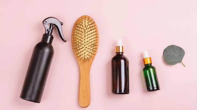 Nên dùng xịt dưỡng tóc hay dầu dưỡng tóc? So sánh chi tiết