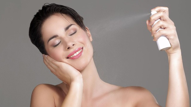 bai-viet/nen-xit-khoang-truoc-hay-sau-trang-diem-de-giu-lop-makeup-lau-troi.html