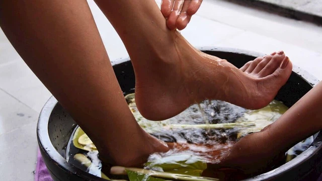 bai-viet/ngam-chan-nuoc-nong-co-tac-dung-gi-cach-thuc-hien-va-luu-y-69757.html