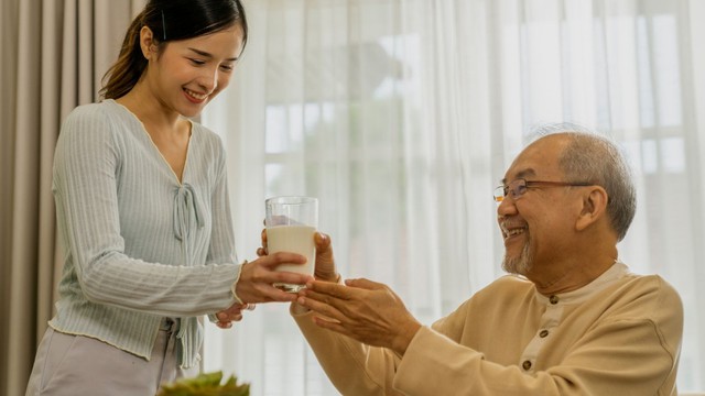bai-viet/nguoi-bi-mo-mau-co-nen-uong-sua-ensure-khong.html