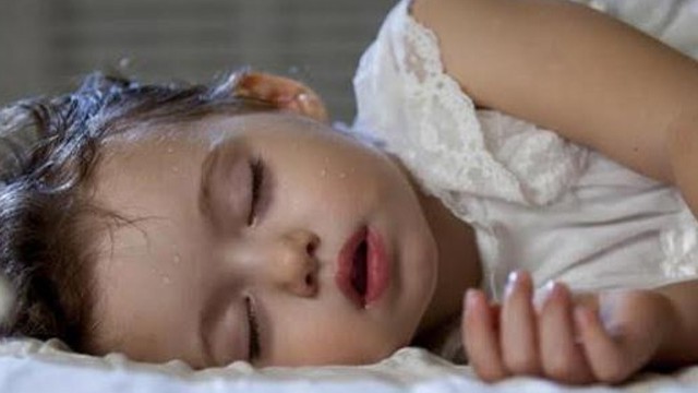 bai-viet/tinh-trang-chan-tay-lanh-dau-toat-mo-hoi-o-tre-em-nguyen-nhan-va-cach-khac-phuc.html