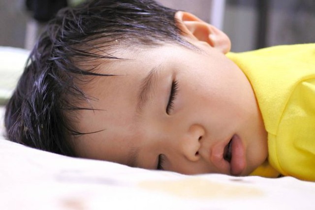 bai-viet/nguyen-nhan-khien-be-do-mo-hoi-dau-va-cach-dieu-tri-48449.html