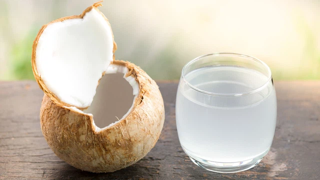 Nước dừa non hay già tốt hơn​? Những lưu ý quan trọng cần biết