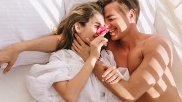 Quan hệ lần đầu có đau không​? Cả hai cần chuẩn bị gì để cuộc yêu thăng hoa?