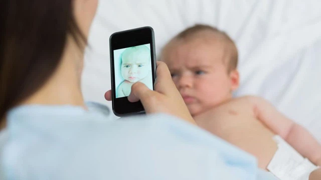 Rơi điện thoại vào đầu trẻ sơ sinh có sao không? Cần xử lý thế nào?