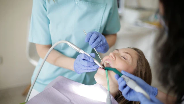 Sau khi nhổ răng bao lâu thì được ăn cơm? Gợi ý chế độ ăn phù hợp