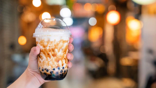 Sau sinh 1 tháng uống trà sữa được không?