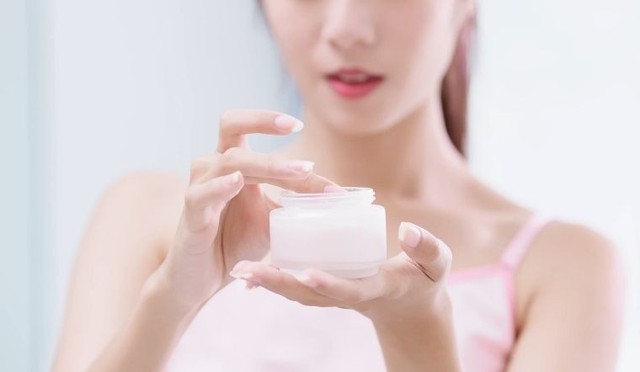 bai-viet/tiet-lo-bi-quyet-chon-kem-duong-am-phu-hop-cho-da-nhay-cam-69453.html