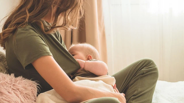 Sữa chỉ nhỏ giọt không thành tia: Nguyên nhân và cách khắc phục