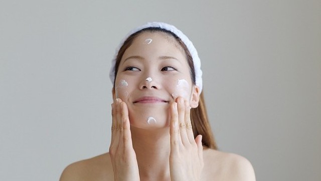 bai-viet/tai-sao-ban-nen-lua-chon-su-dung-kem-duong-am-thach-bi-dao-cocoon.html